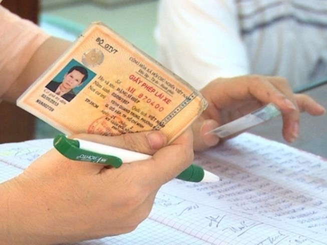 Lệ phí cấp lại giấy phép lái xe là 135.000 đồng/lần
