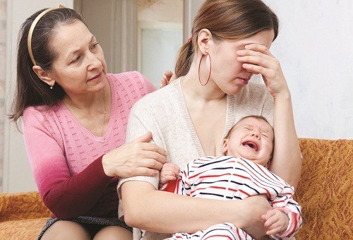 Người mẹ sau sinh mắc trầm cảm điển hình có những biểu hiện lâm sàng như: cảm xúc dễ thay đổi, dễ nổi cáu giận, có dấu hiệu suy nhược.