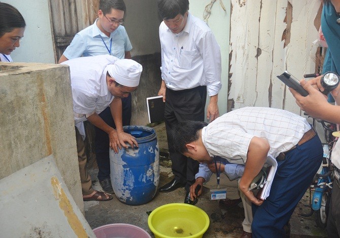 Mặc dù đã được tuyên truyền phải diệt lăng quăng bọ gậy, nhưng khi kiểm tra cán bộ y tế vẫn phát hiện ổ bọ gậy tái xuất hiện ở nhà một người dân trên phố Đỗ Đức Dục, phường Mễ Trì - Nam Từ Liêm- Hà Nội