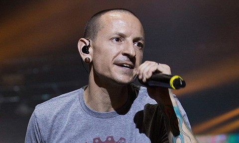Ca sĩ Chester Bennington tự tử ở tuổi 41.