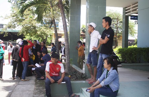 Người nhà nạn nhân tập trung chờ đợi tại bệnh viện. 