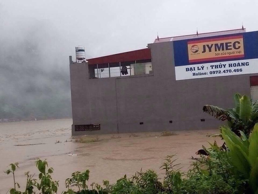 Một ngôi nhà hai tầng ở Định Hóa (Thái Nguyên) bị ngập băng cả tầng 1 (ảnh Trần Linh)