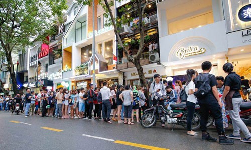 Khách hàng xếp hàng trong ngày một cửa hàng trà sữa ngoại ra mắt trên đường Ngô Đức Kế quận 1, TP HCM. Ảnh: Foody.vn