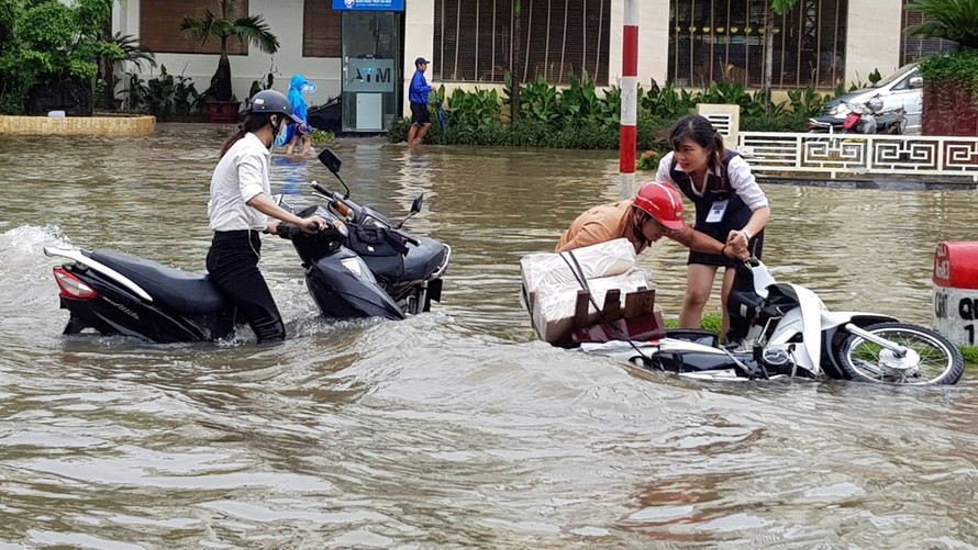 Thời tiết ngày 13/10: Trời hửng nắng, đồng bằng Bắc Bộ tiếp tục ngập sâu