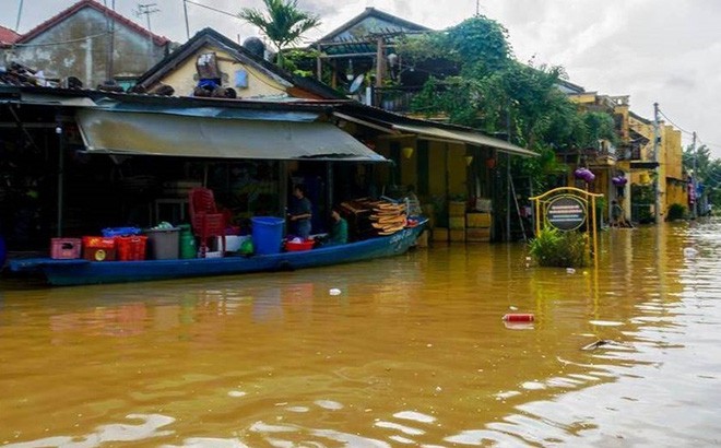 Mưa lớn kéo dài, 5 tỉnh miền Trung tiếp tục có lũ quét và sạt lở đất