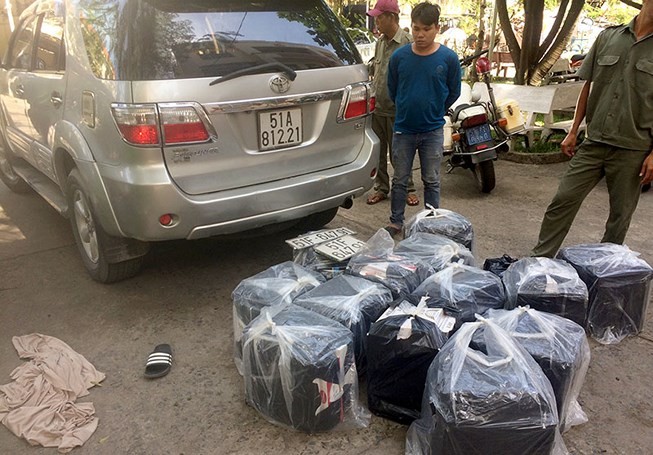 Chiếc xe tang vật được các đối tượng dùng để vận chuyển thuốc lá lậu. Ảnh: Zing