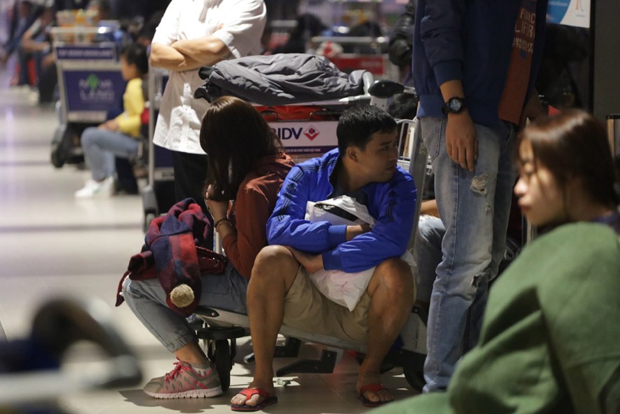 Các cửa ngõ ra vào Hà Nội và TP HCM 'thất thủ'