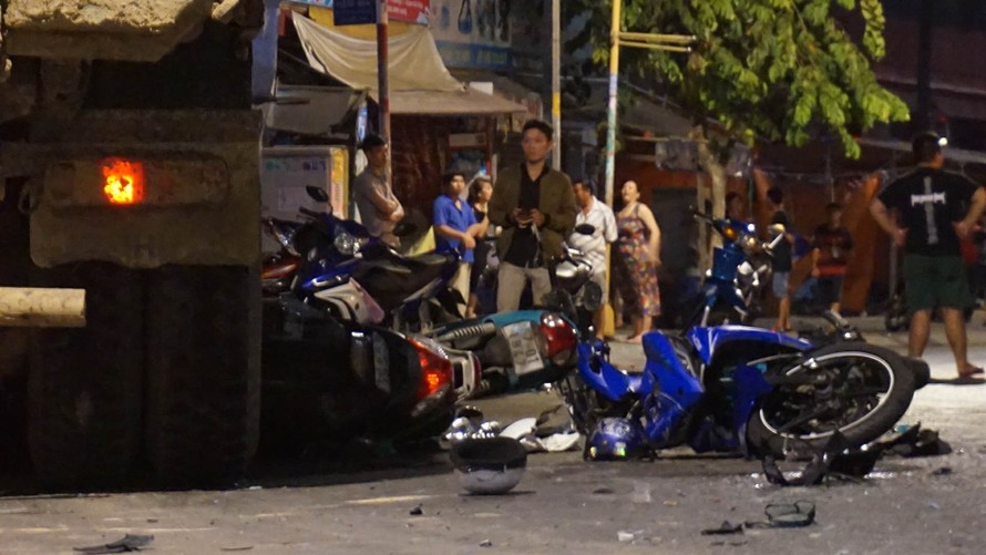 Xe tải 'điên' húc đổ dải phân cách, đâm hàng loạt xe máy khiến 9 người bị thương