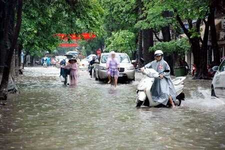 Mưa dông bao trùm Bắc Bộ và Bắc Trung Bộ