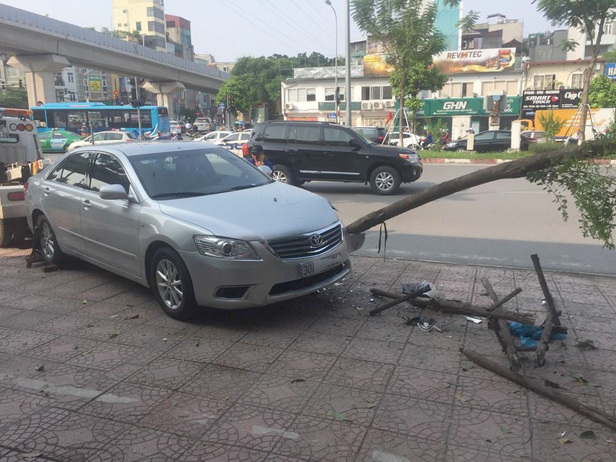 Camry 'điên' tông liên tiếp 2 xe máy, húc đổ cây trên vỉa hè
