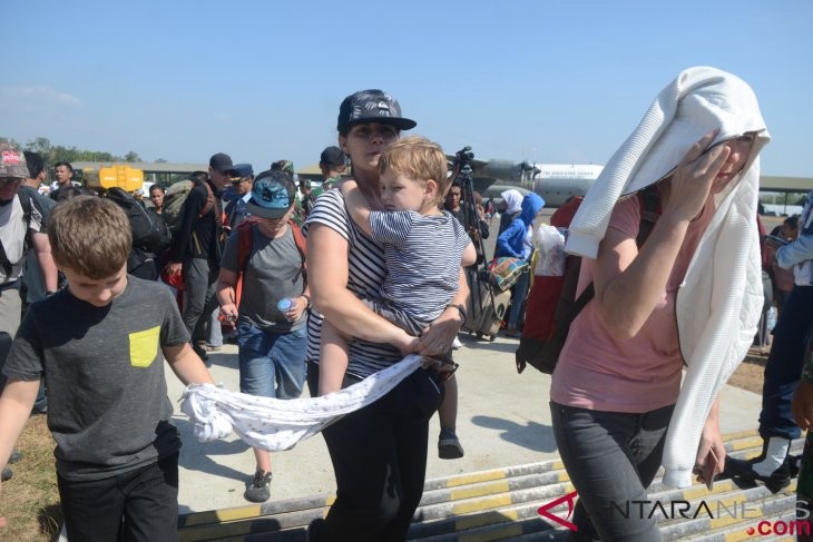 Indonesia: Còn 8 người nước ngoài mất tích sau thảm họa kép