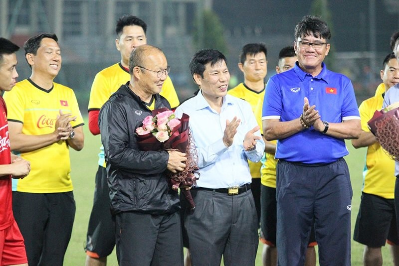 Bộ trưởng Nguyễn Ngọc Thiện động viên toàn đội. Ảnh: VietNamNet