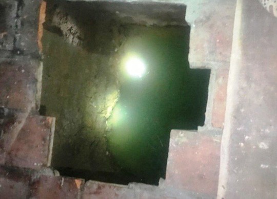 "Hố tử thần" tại bếp nhà bà Thư. Ảnh: NLĐ