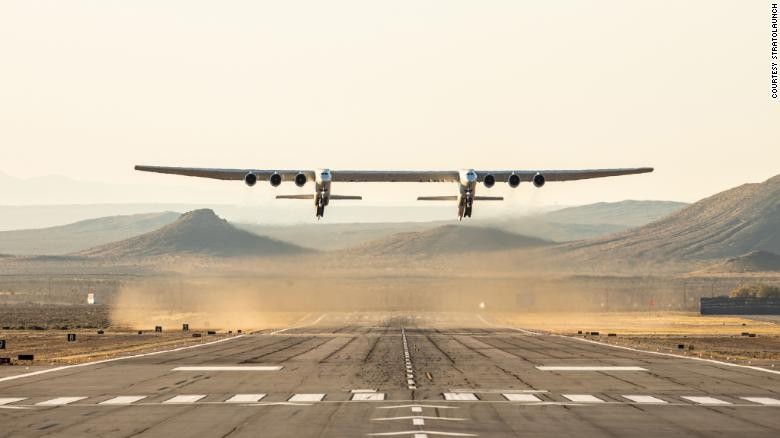 Máy bay Stratolaunch có kích thước lớn nhất thế giới. Ảnh: CNN