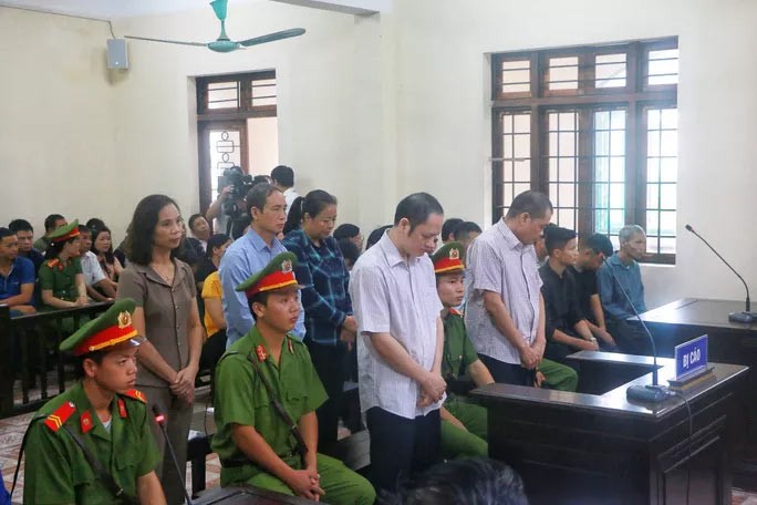 Các bị cáo tại phiên toà sáng ngày 14/10. Ảnh: NLĐ
