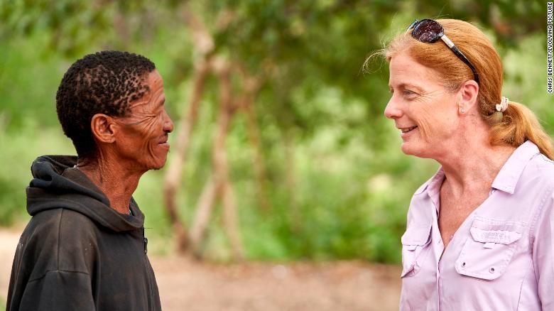 Tác giả nghiên cứu Vanessa Hayes trò chuyện với ông ǀkun Ikunta từ một gia đình Ju/'hoansi'. Bà đã đến thăm ǀkun và đại gia đình của ông trong hơn một thập kỷ. Họ đã chia sẻ mẫu máu để hỗ trợ nghiên cứu.