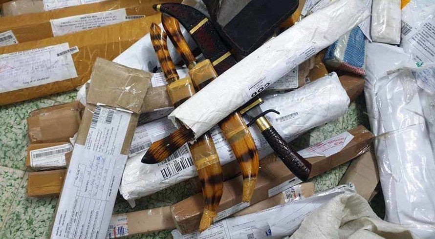 Vận chuyển hơn 1.000 hung khí qua đường bưu điện