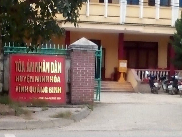 Giáng chức chánh án quan hệ với đồng nghiệp tại trụ sở làm việc