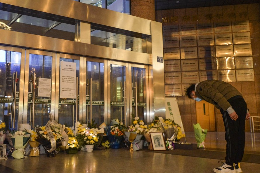 Người dân Vũ Hán bày tỏ lòng tri ân tới bác sĩ Li Wenliang. Ảnh: TNS