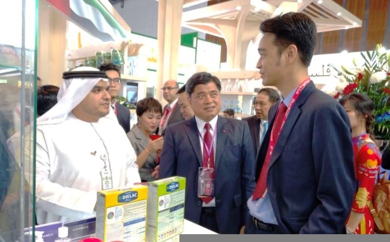 Ông Trần Thanh Nam – Thứ trưởng Bộ Nông nghiệp và Phát triển nông thôn Việt Nam (đứng giữa) đến tham quan gian hàng của Vinamilk tại hội chợ.