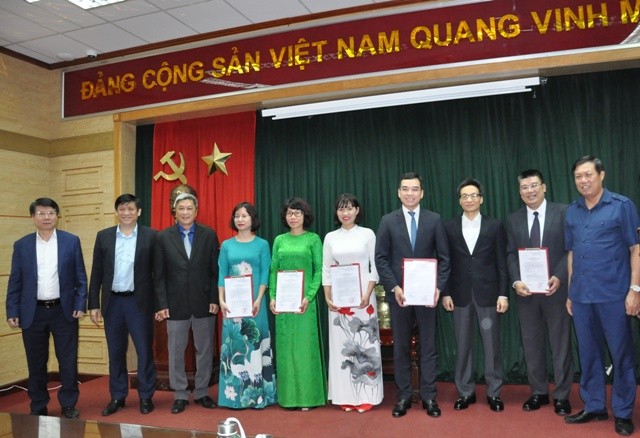 Phó Thủ tướng Vũ Đức Đam và lãnh đạo Bộ Y tế trao quyết định bổ nhiệm cán bộ cấp Vụ. Ảnh: Suckhoedoisong.