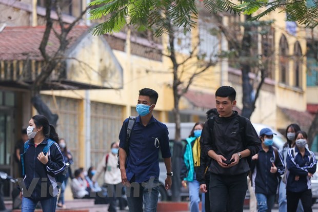 Sinh viên Hà Nội được kiểm tra thân nhiệt trước khi vào học