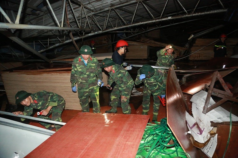 Lực lượng quân đội và PCCC rà soát hiện trường vụ tai nạn. Ảnh: Báo Vĩnh Phúc