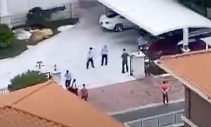 Cảnh sát ập vào giải cứu gia đình tỷ phú He Xiangjian. Ảnh: Daily Mail