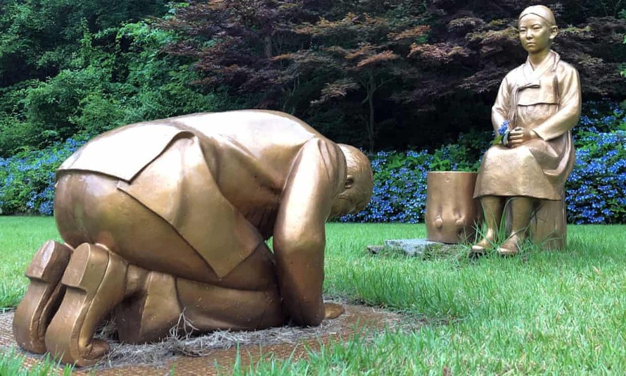 Tượng Thủ tướng Abe quỳ gối gây phẫn nộ tại Nhật Bản