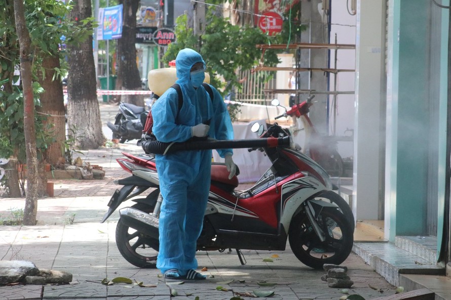 Ngành y tế Đắk Lắk phun hóa chất khử khuẩn bề mặt tại khu vực dân cư có ca bệnh COVID-19.