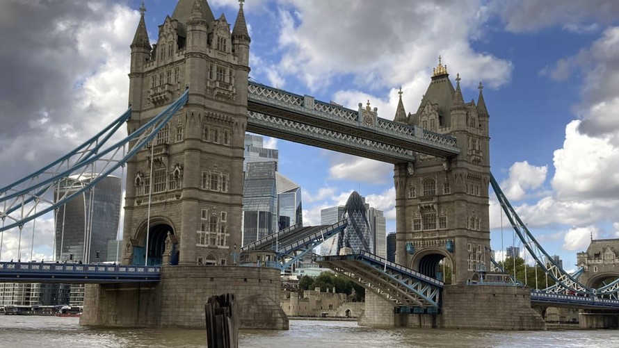 Cầu Tháp mắc kẹt, giao thông London rơi vào hỗn loạn