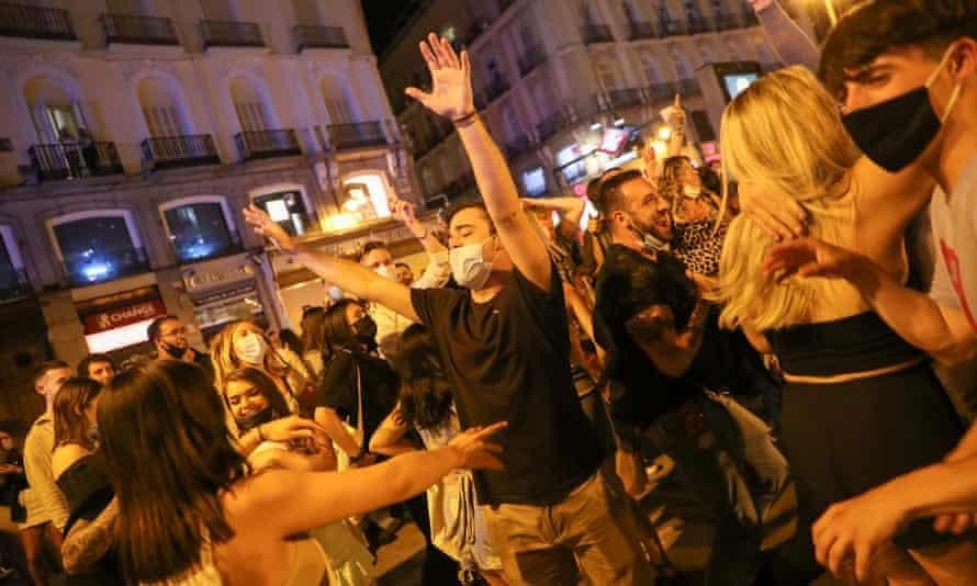 Đám đông náo nhiệt tụ tập ở trung tâm Madrid. Ảnh: Reuters