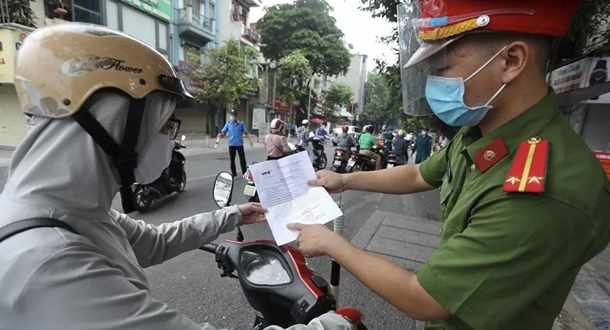 Hà Nội bỏ yêu cầu người đi đường phải có lịch trực, lịch làm việc