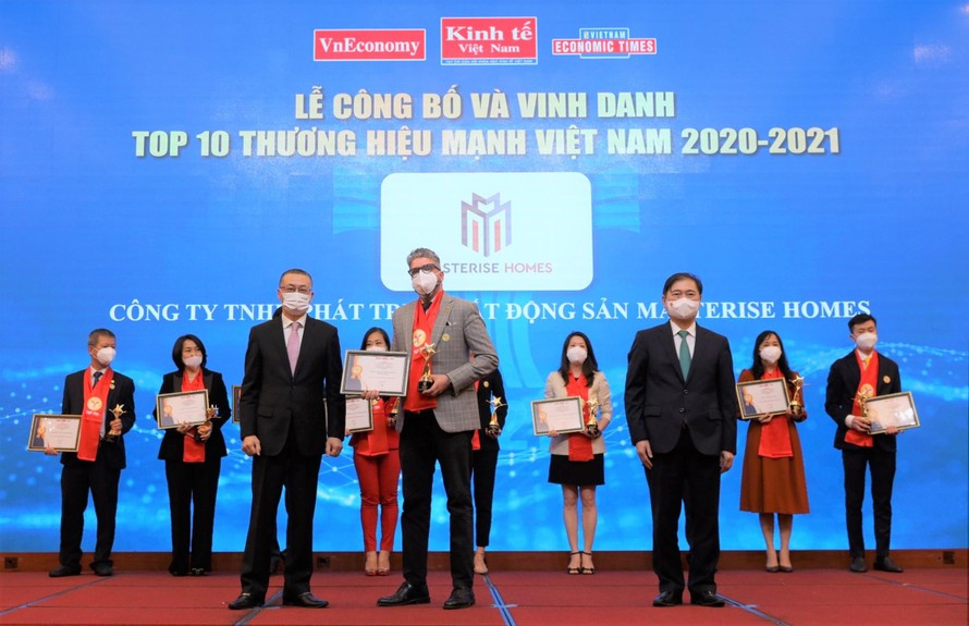 Đại diện Masterise Homes tại Lễ công bố và vinh danh Thương hiệu Mạnh Việt Nam 2021. 