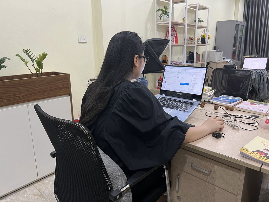 Hà Trang thường xuyên phải tăng ca nhưng không được nhận thêm lương. Ảnh: NVCC