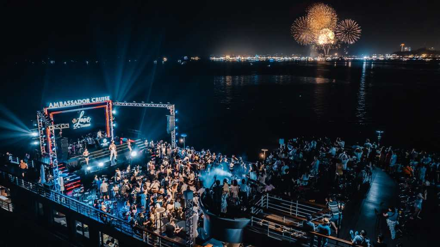 Du thuyền nhà hàng tại Quảng Ninh đang thu hút đông du khách.