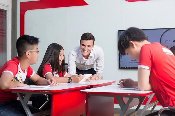 Sự tương tác giữa học online và offline đan xen sẽ giúp tăng tối đa hiệu quả tiếp thu kiến thức cho học viên.