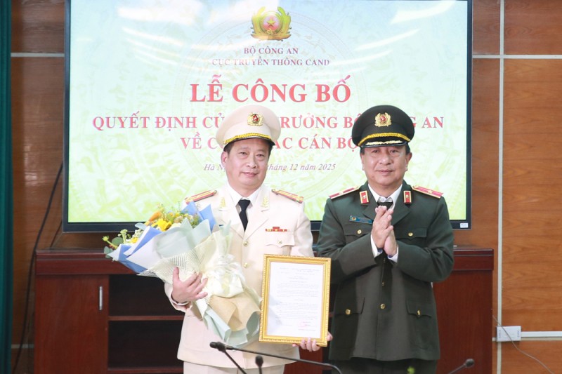 Thiếu tướng Đỗ Triệu Phong trao Quyết định và tặng hoa chúc mừng Thượng tá Nguyễn Thanh Bình.