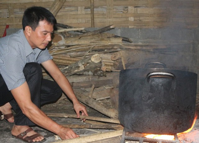 Nhiều năm qua, các thầy giáo Trường Phổ thông dân tộc bán trú THCS Trung Thượng thức khuya, dậy sớm để lo bữa sáng cho học sinh