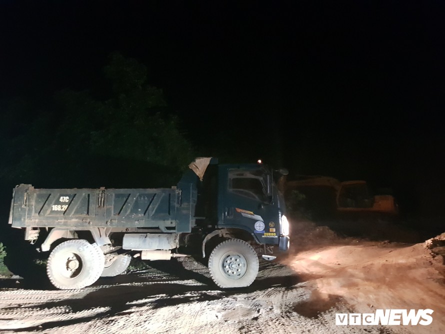 Xe Ben vào để chở đất