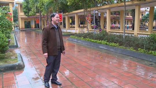 Ông Đinh Bằng My tại sân trường trước khi bị bắt