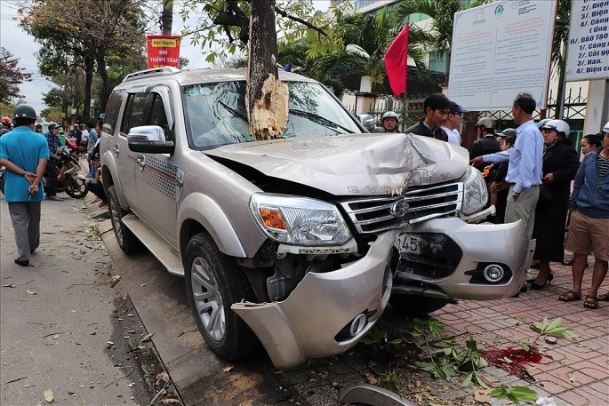 Đứng chờ xe buýt, 2 mẹ con bị ô tô tông thương vong