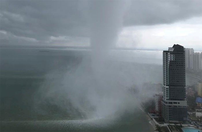 Hình ảnh vòi rồng khổng lồ tấn công bờ biển Tanjung Tokong (Malaysia). (Ảnh: Reuter).