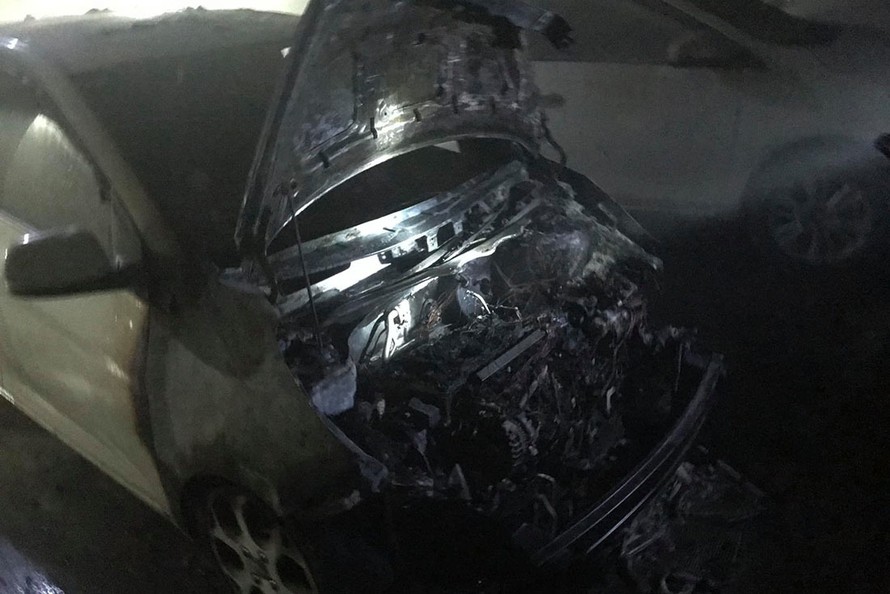 Chiếc xe bị cháy rụi phần đầu