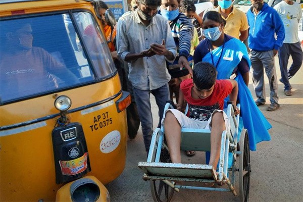 Một bệnh nhi được đưa tới bệnh viện ở Eluru. Ảnh: AP