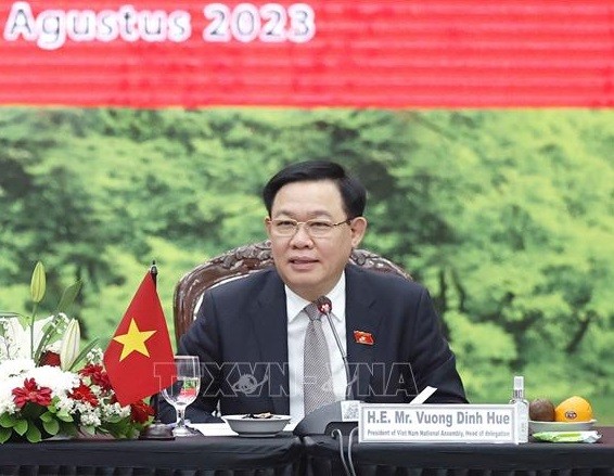 Chủ tịch Quốc hội Vương Đình Huệ tiếp Chủ tịch Hội hữu nghị Indonesia - Việt Nam