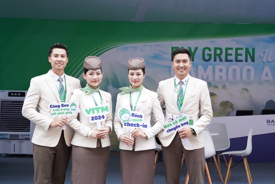 Các “đại sứ bầu trời” của Bamboo Airways xuất hiện rạng rỡ tại gian hàng để đón chào du khách