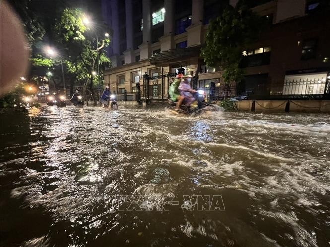 Hà Nội: Khẩn trương tiêu thoát nước các điểm ngập úng sau cơn mưa rào trên diện rộng