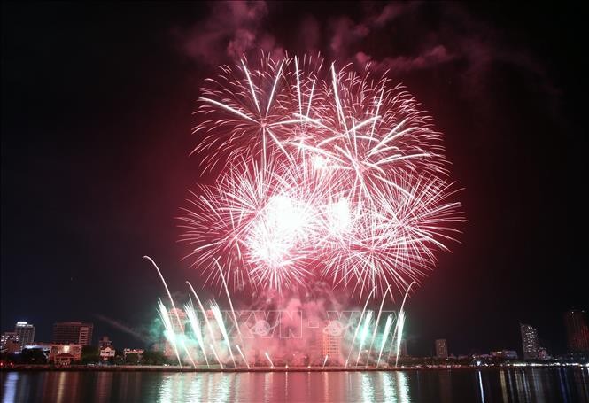 Sông Hàn rực sáng trong đêm khai mạc Lễ hội Pháo hoa quốc tế Đà Nẵng – DIFF 2024