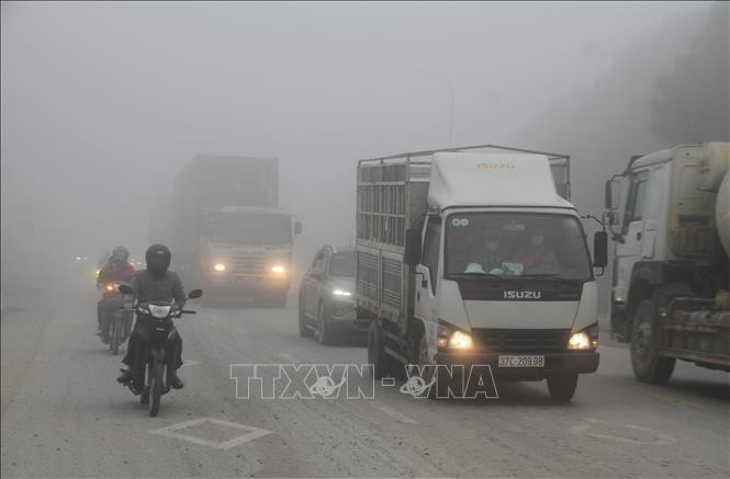 Cảnh sát giao thông lưu ý khi đi lại trên các cung đường đồi núi trơn trượt trong thời tiết sương mù